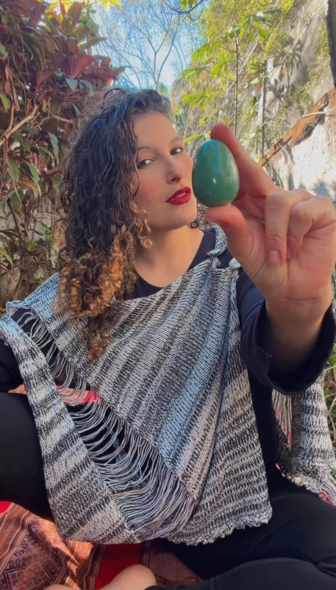 Auriel dos Anjos de xale estampado segurando um Yoni Egg de quartzo verde